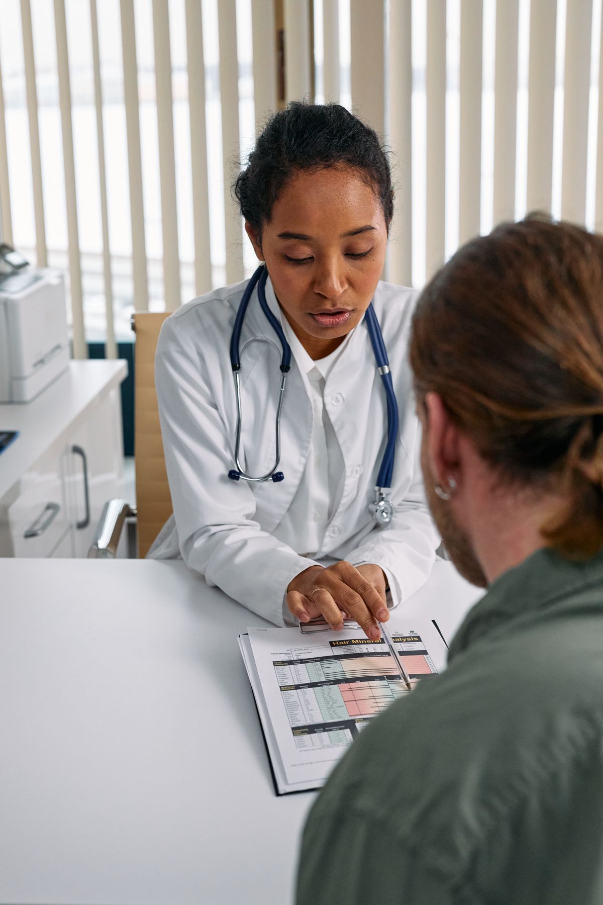 Doctora explicando resultados a su paciente en consulta