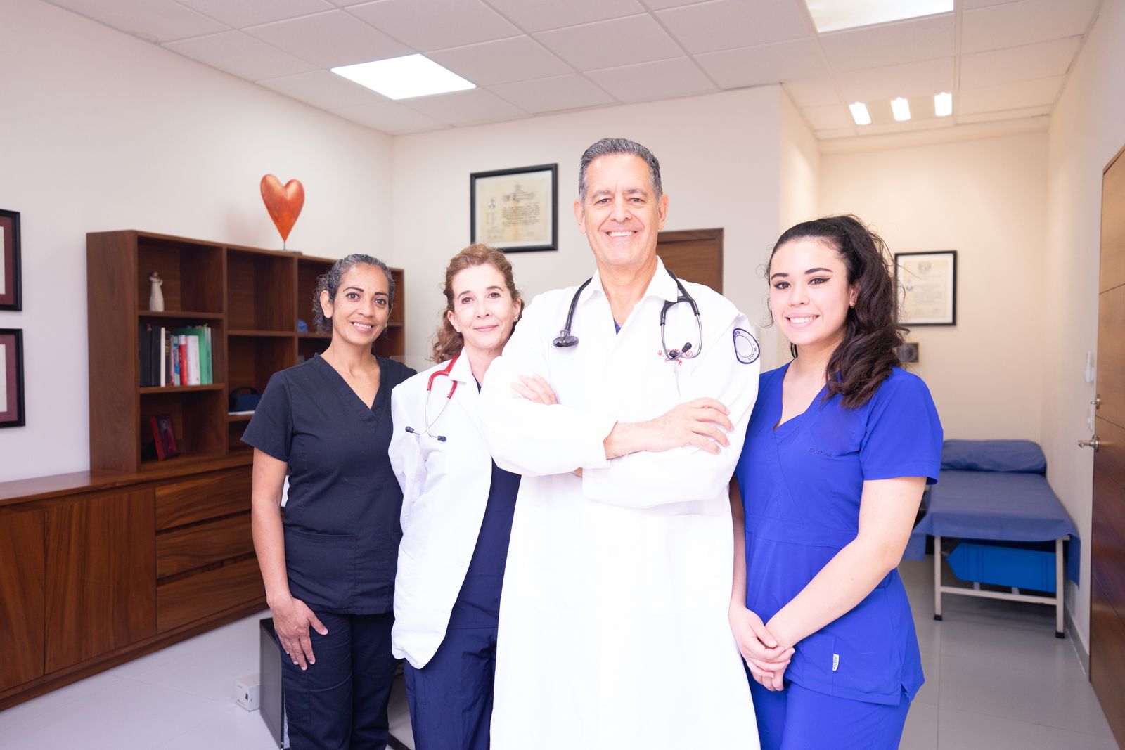 Equipo médico de un consultorio en México